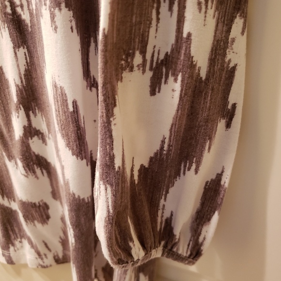 Chico's 3/4 sleeve top with great neckline detail. - Picture 3 of 4